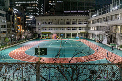 主动施压